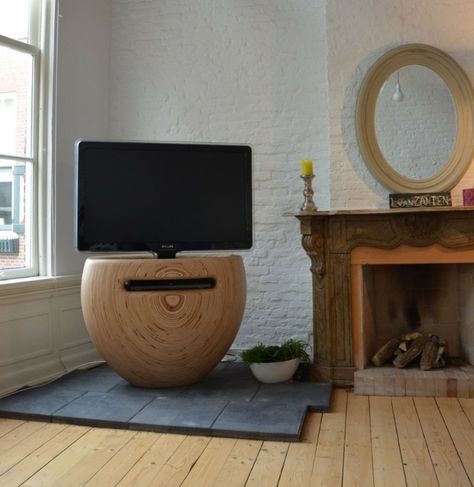 Léon van Zanten from the Netherlands designed an interesting vase shaped TV stand called the Bloom. Wooden Corner Tv Stand, Tv Stand Luxury, Tv Stand Modern Design, Unique Tv Stands, Tv Stand Ideas, Bedroom Tv Stand, Ikea Tv, Bedroom Tv Wall, Minimalist Dekor