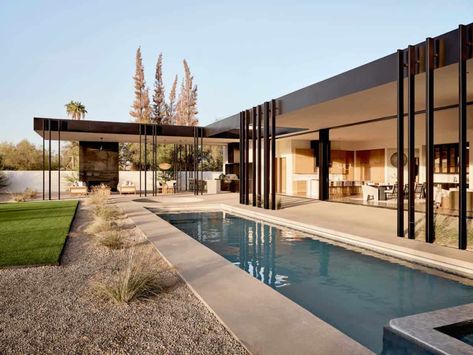 This spectacular courtyard style house celebrates beauty of Arizona desert Big Luxury Houses Mansions, Big Luxury Houses, Sunken Fire Pits, Houses Mansions, Triangle House, Modern Courtyard, Luxury Houses Mansions, Modernist House, Modern Desert