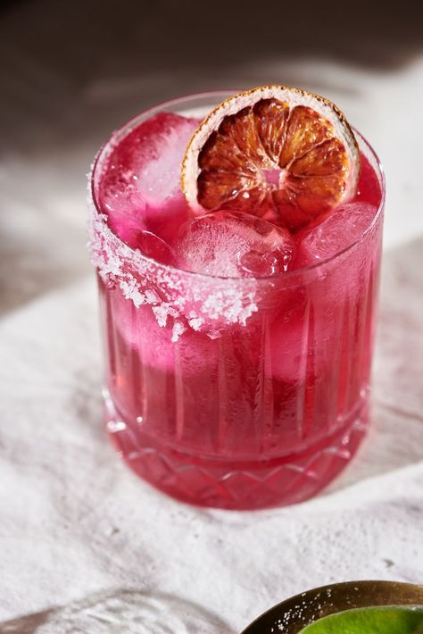 Mexican Food Night, Cactus Margarita, Cactus Recipe, Prickly Pear Fruit, Pear Drinks, Romantic Drinks, Prickly Pear Margarita, Pear Cocktails, Cocktail Recipes Whiskey