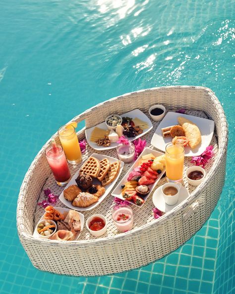 Floating Charcuterie Board Pool, Pool Breakfast, Teppanyaki Restaurants, Floating Breakfast, Breakfast Meals, Pool Birthday, Phu Quoc, Pool Birthday Party, Tropical Drink