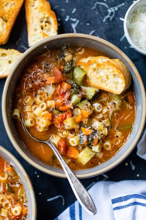 Classic Minestrone Soup Recipe, Best Minestrone Soup Recipe, Best Minestrone Soup, Italian Minestrone Soup Recipe, Vegetarian Minestrone Soup, Beans And Vegetables, Minestrone Soup Recipe, Italian Soup, Minestrone Soup