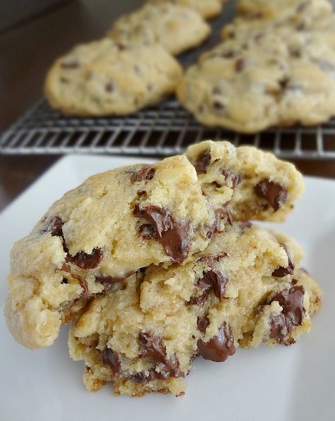 The Cooking Actress: THE Levain Chocolate Chip Cookie Copycat Recipe Levain Chocolate Chip Cookies, Ghirardelli Chocolate Chip Cookies, Levain Cookies, Chocolate Sugar Cookie Recipe, Danger Danger, Copy Cat Recipe, Crumble Cookies, Choco Chocolate, Chewy Cookies