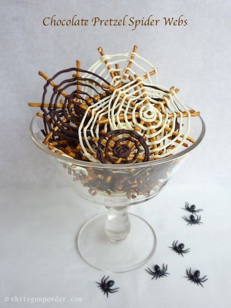 Halloween Mummy Snacks, Halloween Garnish Ideas, Halloween Eats Ideas, Pretzel Spider Webs, Halloween Fest, Halloween Food Treats, Halloween Treats Easy, Halloween Baking, Spooky Treats