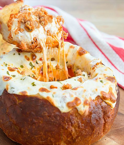 Lasagna Bread Bowl Dip - Kirbie's Cravings Lasagna Garlic Bread, Garlic Bread Bowl, Bread Bowl Dip, Bread Bowl Soup, Bread Bowl Recipe, Pan Relleno, Bread Bowl, Buffalo Chicken Dip, Bread Bowls