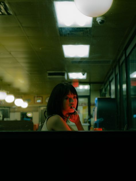 Wong Kar Wai Aesthetic, Wong Kar Wai, Vintage Diner, Movie Aesthetic, Cinema Movie, Aesthetic Photoshoot, Black Color Hairstyles, Color Hairstyles, Still Photography