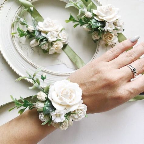 Corsage White, Flower Wrist Corsage, Prom Corsage And Boutonniere, Wrist Corsage Prom, Bridesmaid Corsage, Corsage And Boutonniere, Corsage Prom, Ivory Flower, Prom Flowers