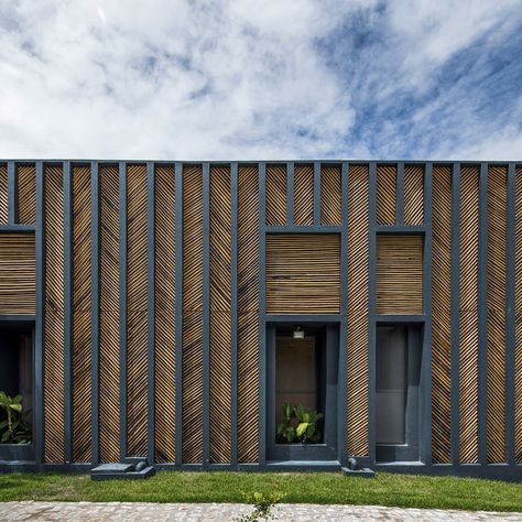 Bamboo House by Vilela Florez Fasad Design, Wood Facade, Wooden Facade, Metal Facade, Facade Architecture Design, Bamboo Architecture, Facade Cladding, House Design Exterior, Bamboo House