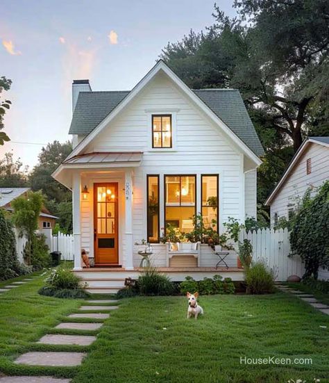 Small White Cottage Exterior, 1950s Bungalow Exterior, Small Cottage Exterior, Cottage Exterior Colors, Small Cottage Ideas, Quaint Farmhouse, Small Cottage Interiors, Country House Exterior, Small Cottage Designs