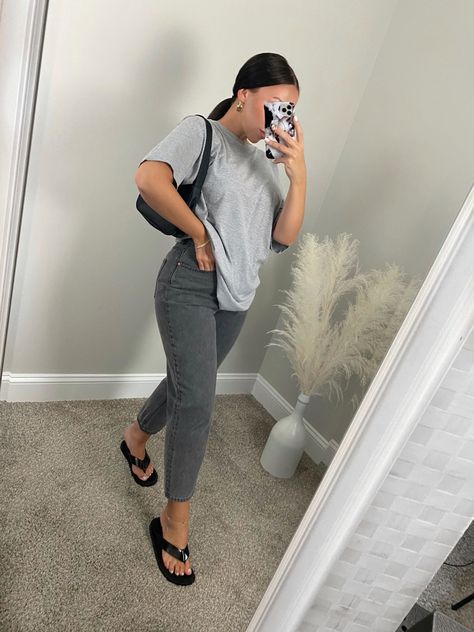 Momjeans & oversized tshirt Oversize Tshirt Outfits, Looks Jeans, Spring Outfits Dresses, Dressy Casual Outfits, Outfits Dresses, Effortlessly Chic Outfits, Casual Day Outfits, Mode Casual, Outfits 2023