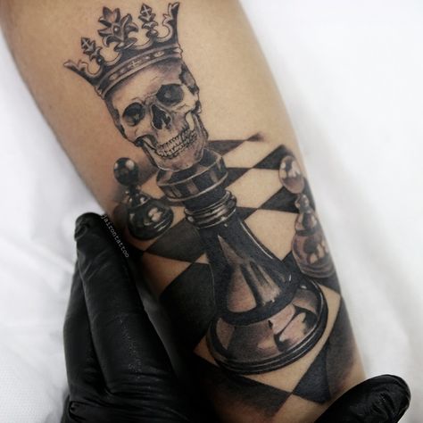 Chess Hand Tattoo, Chess King Tattoo, Chess Tattoo Design, King Chess Piece Tattoo, Tattoo Chess, Tattoo Design Traditional, Chess Piece Tattoo, Queen Skull, Chess Tattoo