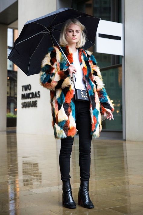 Pin for Later: See What the Style Crowd Wore to London Fashion Week Day 2 Moda Do Momento, Fall Fashion Coats, Mode Tips, London Fashion Week Street Style, London Fashion Weeks, Blazer Outfit, Cozy Autumn, Stil Inspiration, London Street Style