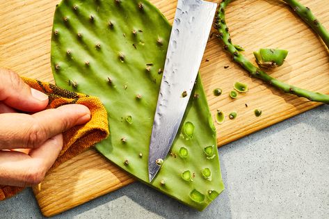 Grilled Nopales, Nopales Recipe, Vegetarian Steak, Kitchen Video, Fresh Tortillas, Latin American Recipes, Mexican Cooking, Vegetarian Meal, Exotic Food