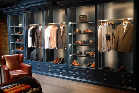 Is aantrekkelijker en een mooie schikking, die ik zal gebruiken bij de herenkledij. Clothing Display Ideas, Store Interior Design Ideas, Furniture Store Interior Design, Furniture Store Interior, Store Interior Design, Plan Garage, Interior Clothing, Clothing Display, Suit Stores