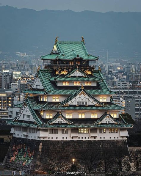 5,497 Likes, 33 Comments - Japan travel and culture (@japantravelculture) on Instagram: “Osaka castle is truly beautiful, have you ever been to Osaka? Comment down 🙌 Follow…” Nagoya Castle, Beauty Of Japan, Japanese City, Traditional Japanese Architecture, Hawaii Wall Art, Japanese Castle, Famous Architecture, Japanese Photography, Japan Vacation