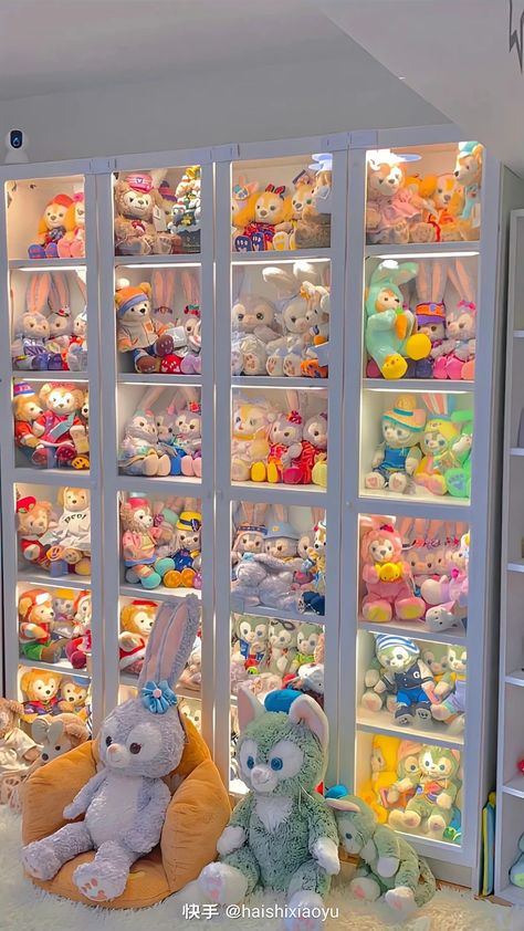 Plush Organization, Stuffed Animal Display Ideas, Stuffed Animal Display, Toy Collection Room, Toy Collection Display, Casa Disney, Doll Storage, Otaku Room, Toy Display