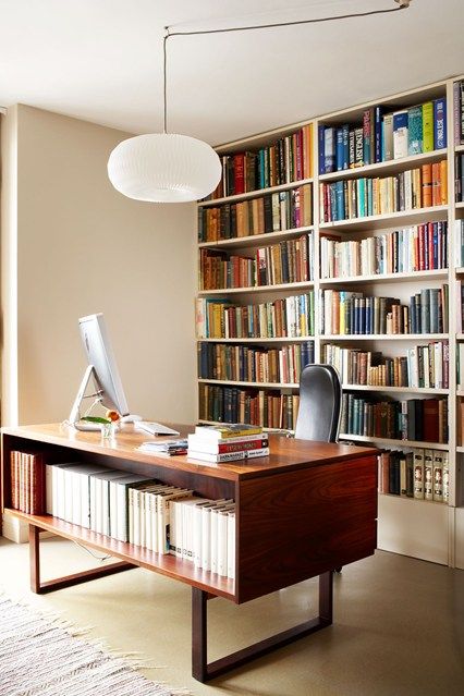 In this study designed by Maria Speake of Retrouvius, the owner's sizeable collection of books spreads from the wall of architectural shelving to the wonderful Danish Rosewood desk from Paere Dansk. Bookshelf Ideas Living Room, Modern Flats, Small Flats, Apartments Ideas, Mid Century Office, Mid Century Modern Office, Home Office Inspiration, Deco Studio, Studio Apartments