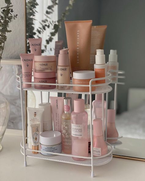 Skincare Station, Vanity Skincare, Rangement Makeup, Bedroom Organisation, Makeup Station, Pink Perfume, Vanity Room, Office Room Decor, Making Space