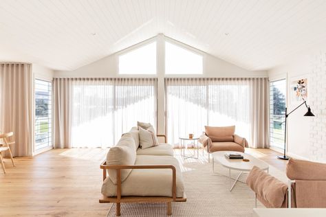 1980's home on NSW South Coast gets remarkable makeover - The Interiors Addict Modern Coastal Interior Design, Minimal Living Room, Minimal Living, Coastal Interiors Design, Interior Color Schemes, Ideas Hogar, Coastal Interiors, Minimalism Interior, Home Modern