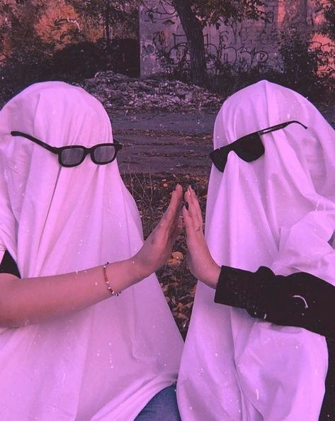 Aesthetic Ghost, Friendship Photos, Ghost Photography, Halloween Photography, Aesthetic Friends, Best Friend Poses, Ghost Pictures, Ghost Photos, Shadow Photos