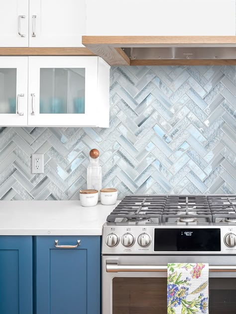 Enhance your white kitchen with elegant backsplash tile designs. Find the best backsplash for white cabinets and create a space that is both stylish and functional. Discover ideas for white kitchens and find the perfect combination to elevate your space. Blue Herringbone Backsplash, Blue Herringbone Tile, Herringbone Tile Bathroom, Blue Backsplash Kitchen, Herringbone Tile Backsplash, Herringbone Mosaic Tile, White Kitchen Backsplash, Turquoise Kitchen, Kitchen Cabinets And Countertops