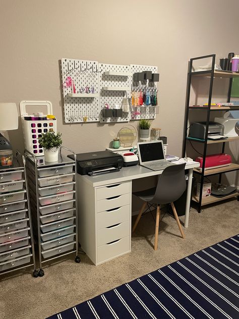 Small Office Room Ideas Business, Small Buissnes Storage, Small Space Business Ideas, At Home Business Office, Mailing Station Small Business, At Home Small Business Office, Small Business Shelf Organization, Small Business Home Office Work Spaces, Small Business Desk Ideas