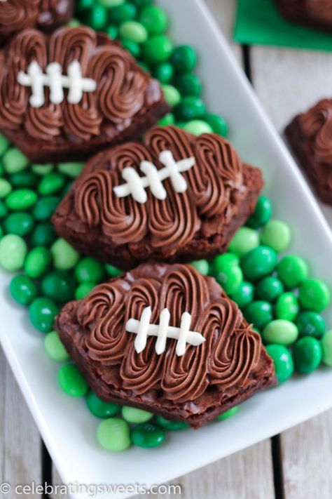 Frosted Football Brownies - Brownies frosted with chocolate and vanilla… Super Bowl Treats Dessert Recipes, Football Brownies Super Bowl, Football Desserts Easy Super Bowl Party, Game Day Desserts Football, Brownie Footballs, Easy Superbowl Desserts, Desserts Superbowl, Superbowl Party Food Ideas Desserts, Superbowl Treats