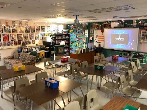 McDaniel groups desks into pods, surrounding them with flexible seating zones to support different learning modalities. Classroom High School, Classroom Desk Arrangement, History Teacher Classroom, High School History Classroom, Classroom Seating Arrangements, English Classroom Decor, Flexible Seating Classroom, High School English Classroom, Classroom Decor High School