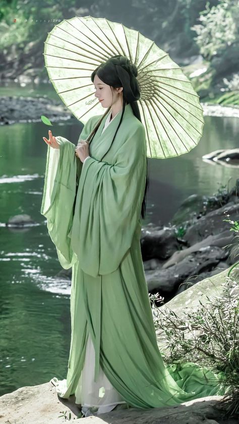 Jin Style, Ancient China Aesthetic, Chinese Clothing Traditional, Chinese Umbrella, Chinese Fancy Dress, Hanfu Girl, Fashion Design Books, Chinese Traditional Dress, Peaceful Moments