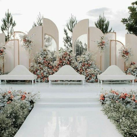 Indoor Wedding Reception Decorations, Pernikahan Outdoor, Foto Pertunangan, Indoor Wedding Decorations, Outdoor Wedding Backdrops, Indoor Wedding Reception, Nikah Decor, Flowers Farm, Reception Stage Decor