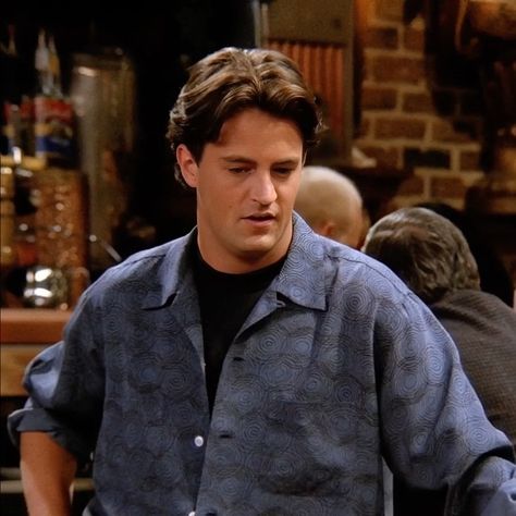 Friends Fits, Matthew Perry Friends, Friends Icon, Chandler Friends, Hot Cake, Matthew 3, Mens Hairstyles Thick Hair, Phoebe Buffay, Chandler Bing