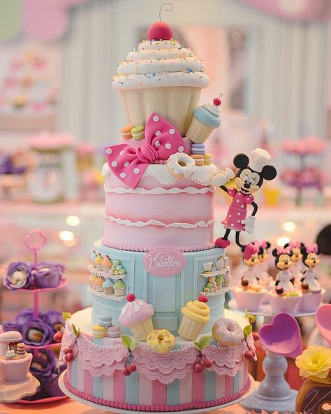 Poliana Simão on Instagram: “Confeitaria da Minnie para a Valentina! 🧁 Decor @leticiamelgacodecor 💖 Fotos @brunaalvesfotografia 🍀” Barbie Birthday Cake, Bolo Minnie, Minnie Cake, Disney Birthday Party, Baker Cake, Candy Cake, Mini Mouse, Disney Birthday, Barbie Birthday