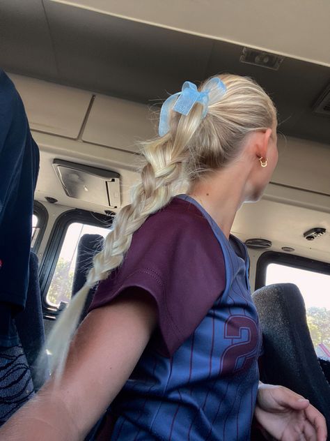 Maddie Rooney Aesthetic, Gameday Hairstyles, Cutesy Hairstyles, Race Day Hair, Volleyball Hair Bows, Tennis Hairstyles, Tennis Hair, Softball Hair Bows, Cute Sporty Hairstyles