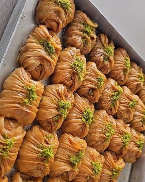 BAYRAMIN YILDIZI OLACAK BAKLAVA TARİFİ💯HİÇ BİR YERDE GÖRMEDİĞİNİZ ÇITIR ÇITIR ÇİMDİK BAKLAVA @peri.ninsihirlimutfagi malzemeler 1 çay… | Instagram Baklava, Pretty Food, Instagram