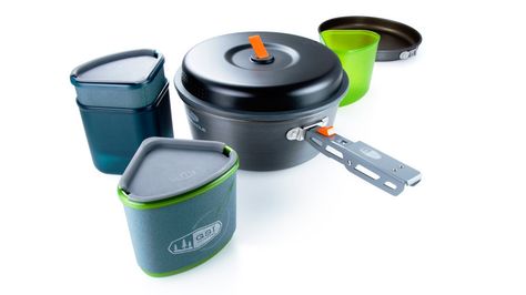 14 Essential Pieces of Backpacking Cooking Gear | After trying pretty much all the gear out there, the outdoor cooking experts at Dirty Gourmet swear by these stoves and tools for backcountry cooking Mess Kit Camping, Camping Coffee Maker, Camping Kettle, Backpacking Stove, Mess Kit, Camping Needs, Camping Cookware, Classic Kitchen, Camping Coffee