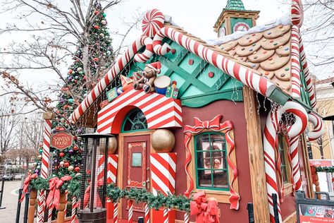 Santa Gingerbread House, Christmas Candy House, Santa Village, Santa House, Gingerbread Christmas Decor, Gingerbread House Decorations, Christmas Gingerbread House, Christmas Decorations Diy Outdoor, Xmas Lights