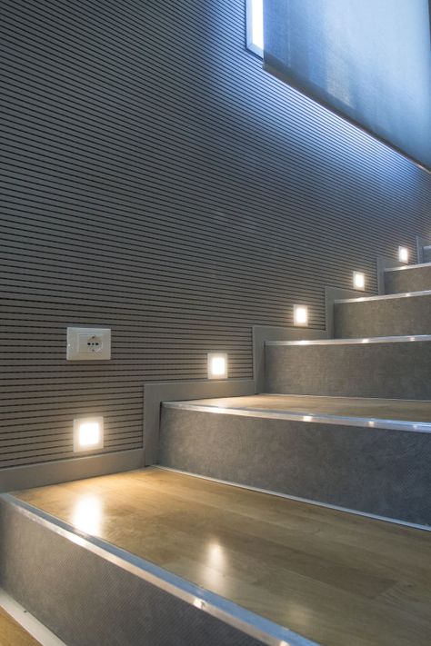 Black Indoor Stairs, Staircase Design Lighting, Staircase Lighting Ideas Stairways, Light In Staircase, Spot Light Ideas, Staircase With Lights, Modern Staircase Lighting, Staircase Tiles, Stairs Lighting Ideas