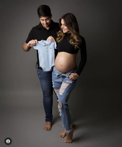 Maternity Casual Photoshoot, Maternity Photography In Jeans, Maternity Shoot Jeans Outfit, Maternity Family Photo Shoot Ideas, Maternity Photoshoot Outfits Couples, Jean Maternity Shoot Couple, Maternity Photography Jeans Outfit, Jeans Maternity Shoot Couple, Maternity Photography Poses Indoor