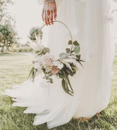 Metal Ring Bouquet, Wedding Ring Bouquet, Circle Bouquet Bridesmaids, Bridal Hoops Flowers, Bride Flower Bouquet 2023, Boho Flower Hoop, Ring Flower Bouquet, Hoop Bouquet Diy, Ring Bouquet Bridesmaid