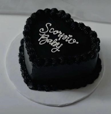 Scorpio Birthday Cake Black, Scorpio Birthday Cake Ideas, Black Birthday Cake Aesthetic, 19 Bday Cake, Scorpio Baby Cake, Scorpio Photoshoot Ideas, 21 Birthday Cake Ideas For Her, 26 Cake, Scorpio Cake