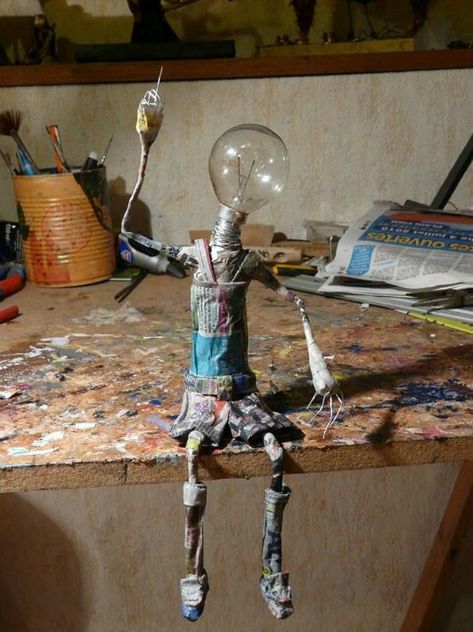 Trash Art Ideas, Simple Sculpture Ideas, Pape Mashe, Trash Sculpture, Papier Mache Sculpture, Assemblage Art Sculpture, Assemblage Sculpture, Hantverk Diy, Seni Pastel