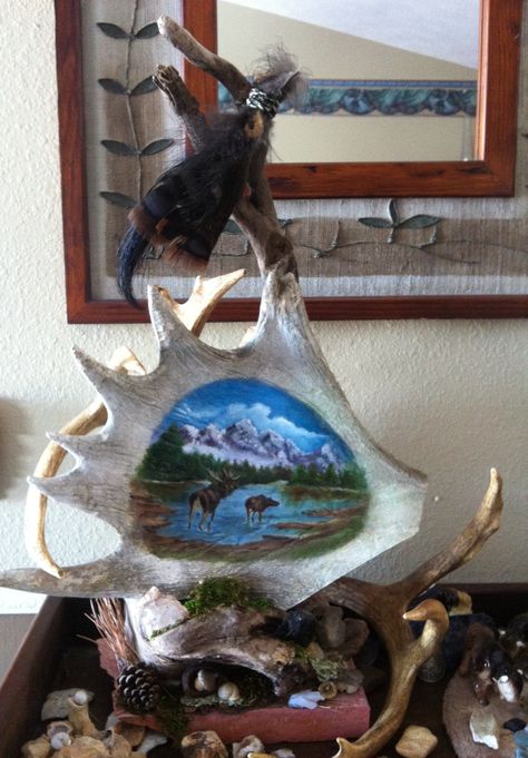 Moose paddle oil painting wrapped in deer antlers mounted on ceremonial pipe stone . Antler Painting, Painting Antlers, Painting Antlers Diy, Moose Antler Art, Painting On Moose Antlers, Deer Antler Mount, Antler Mount, Moose Antlers, Cow Skull