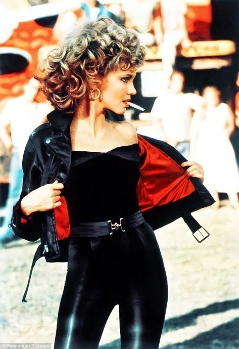 Grease Leather Jacket, Sandra Dee Grease, Black Boots Aesthetic, Olivia Newton John Grease, Grease Outfits, Grease Costume, Outfit Nero, Sandy Hair, Sandy Grease