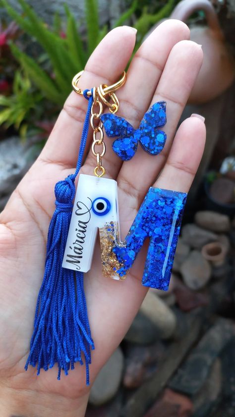 Modelo olho grego 🧿🧿 Disney Diy Christmas Ornaments, Diy Crafts Keychain, Diy Resin Keychain, Resin Pendant Diy, قلادات متدلية, Hand Jewelry Rings, Pink Keychain, Resin Crafts Tutorial, Diy Resin Projects