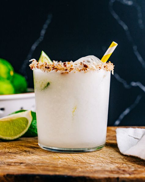 Coconut Margarita Recipe, Coconut Cocktails, Coconut Martini, Coconut Tequila, Cocktail Margarita, Tequila Recipe, Coconut Margarita, Coconut Drinks, Couple Cooking