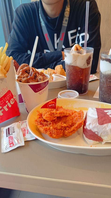 Jollibee With Boyfriend, Gala With Boyfriend Prank, Foodtrip Prank, Food With Boyfriend, Food Trip With Friends, Samgyup Date, Fake Date Story, Jollibee Prank Picture, Breakfast With Boyfriend