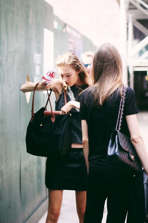 Black Longchamp for working girl. Longchamp Aesthetic, Le Pliage Longchamp, Longchamp Outfit, Longchamp Le Pliage Large, Style 2014, Longchamp Bag, Nyfw Street Style, Models Off Duty, 가을 패션