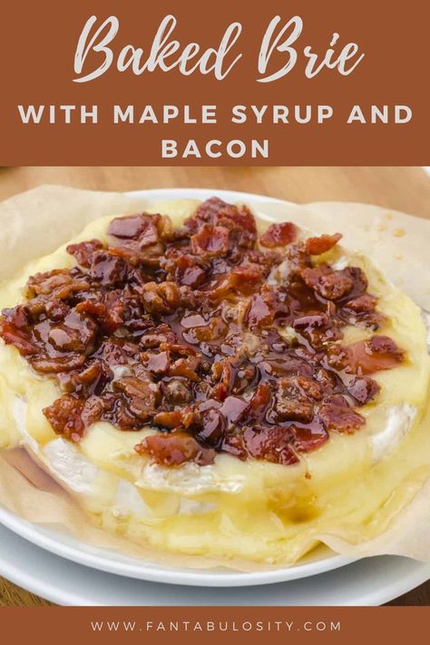 Baked Brie with Maple Syrup and Bacon: Gooey molten cheese with crunchy bacon and sweet maple syrup on top make this easy, three-ingredient appetizer pretty hard to resist! Brie Recipes Easy, Appetizer Brie, Brie Toppings, Brie Cheese Appetizer, Brie Fondant, Maple Syrup Recipe, Brie Cheese Recipes, Baked Brie Recipes, Brie Appetizer