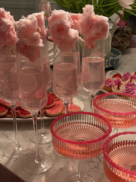 Sweet Sixteen Drink Ideas, Pink Theme Bday Party, Barbie New Years Eve Party, Pink Themed Drinks, Sweet 16 Drink Ideas, Pink Birthday Drinks, 21st Birthday Ideas Pink Theme, Girly Party Aesthetic, Sweet 16 Drinks