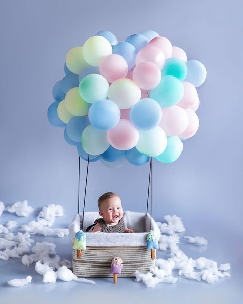 Creative Kids Photoshoot Ideas, Ballon Photoshoot Ideas, Kids Photoshoot Ideas Studio, Baby Theme Photoshoot, 9 Months Baby Photoshoot Boy, Vom Avea Un Copil, Up Photoshoot, Half Birthday Baby, Balon Cu Aer Cald