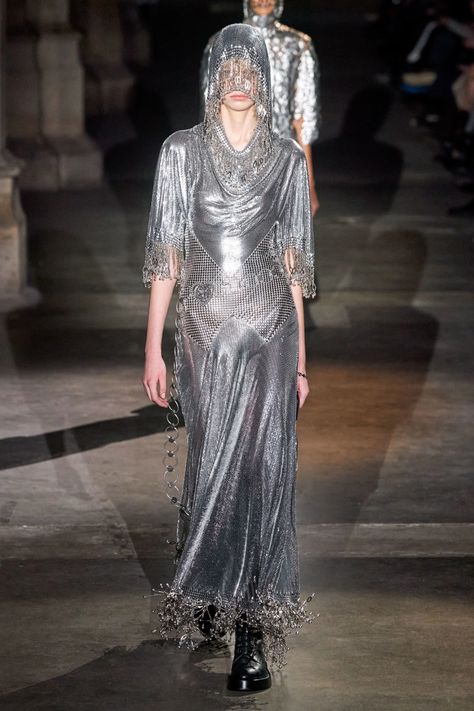 Paco Rabanne Fall 2020 Ready-to-Wear Collection - Vogue Silver Evening Dress, Middle Age Fashion, Futuristic Fashion, Runway Trends, Concrete Jungle, Paco Rabanne, 가을 패션, Fall Fashion Trends, Fashion Show Collection